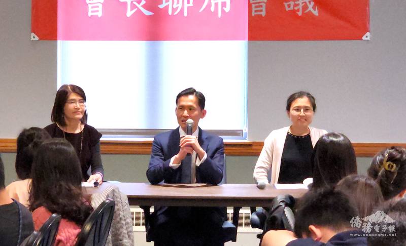 廖朝宏(中)、黃薳玉(左)、王馨珮(右)主持辦事處業務說明