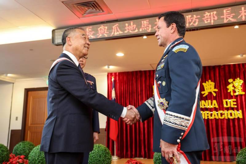 國防部長邱國正及瓜地馬拉國防部長雷耶斯中將相互贈勳