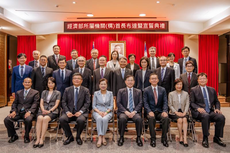 經濟部所屬機關（構）首長布達暨宣誓典禮，部次長、主任秘書、一級單位主管及機關首長合影