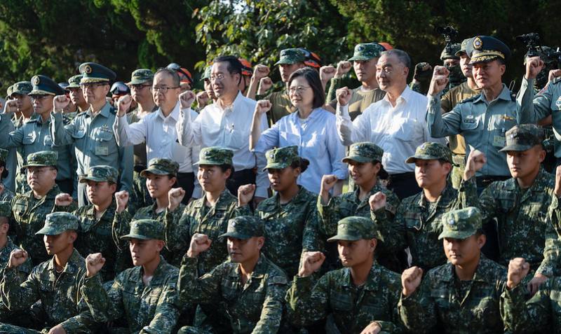 蔡英文總統25日下午前往臺中「陸軍機步第234旅」、「陸軍52工兵群」及「陸軍特指部特4營」