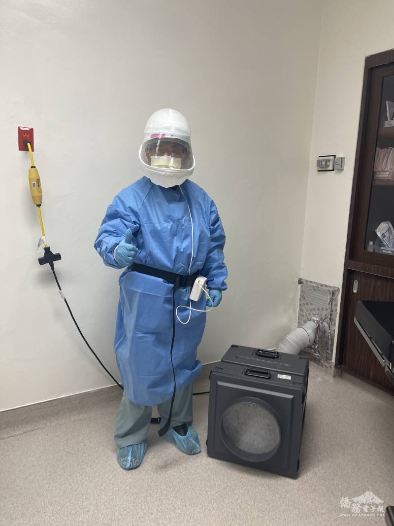 2021年新冠肺炎期間，作為麻醉科醫師的林榮松依然不畏懼病毒擴散，仍穿戴好全身裝備與開刀房病人共同作戰