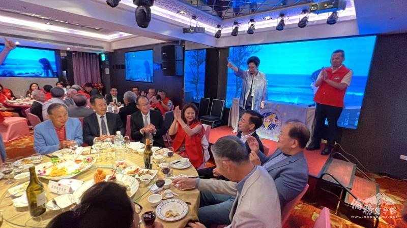 世界臺灣商會聯合總會總會長黃行德(左三)與各位名譽總會長們到場支持