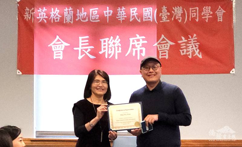 黃薳玉(左)發感謝狀給講者蕭景文建築師(右)