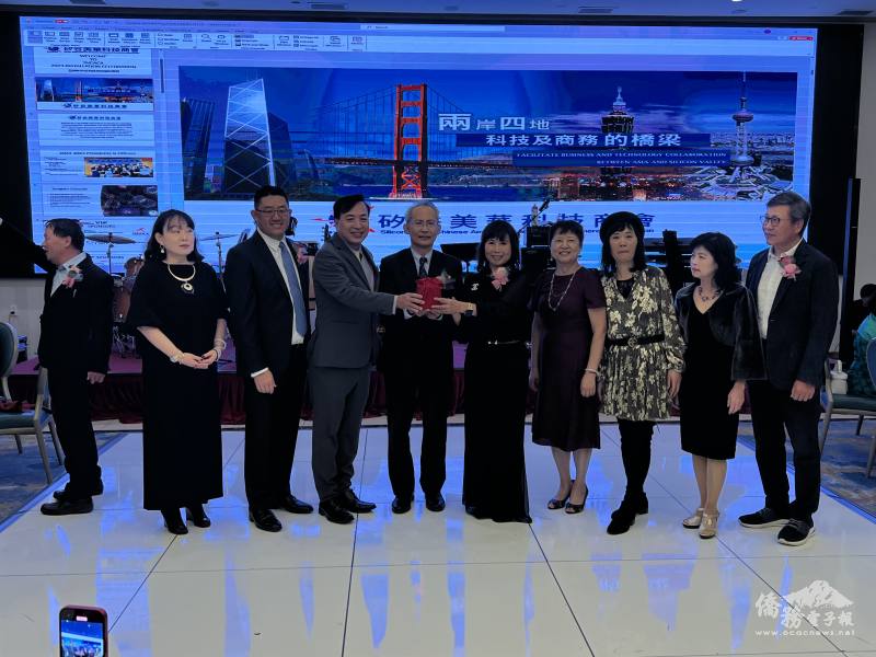 會長交接儀式：滿任會長胡立民(左三)、監交賴銘琪(左四)、新任會長張媄晴(右五)