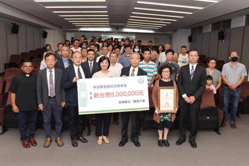 靜宜大學法律系助理教授林淑雅在台中捷運事故中罹難，教師節前夕，林淑雅家屬設立「林淑雅老師紀念獎學金」，盼延續林淑雅的大愛精神。（靜宜大學提供）