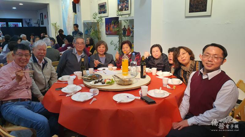 駐阿根廷僑務秘書丁健民（右１）與臺灣鄉親互動，一同開心享用臺裔與泰國大廚料理的美食。