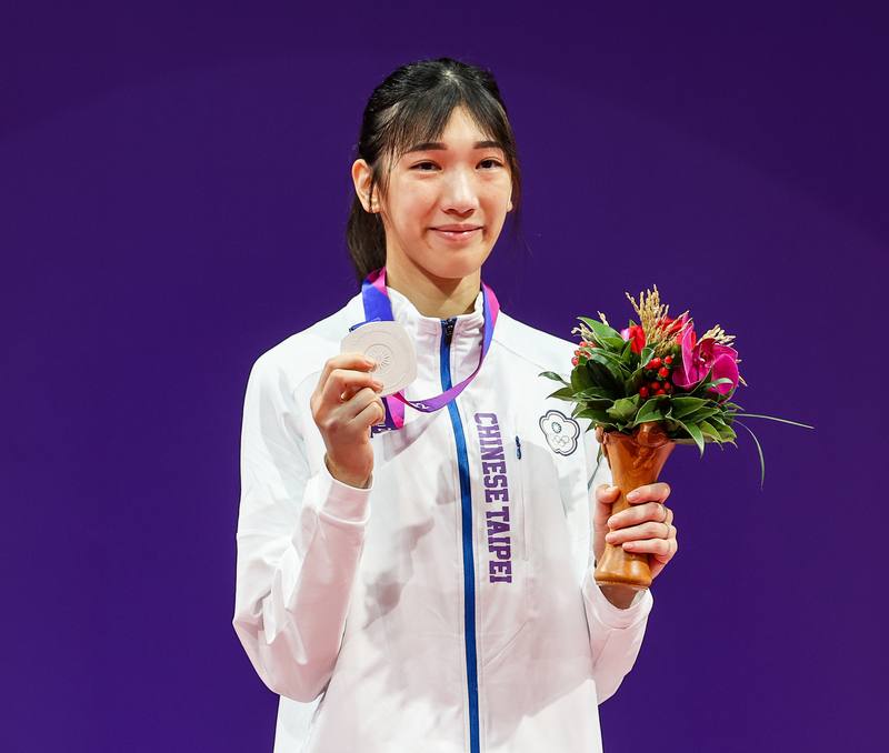 台灣跆拳道女將林唯均26日在杭州亞運女子跆拳道53公斤級金牌戰落敗，含淚奪銀，林唯均紅著眼眶參加頒獎典禮，擠出笑容與銀牌一同合影。