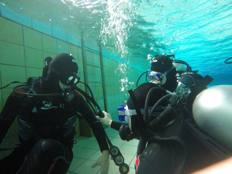 海大附中漁業科學生水下操作潛水調節器