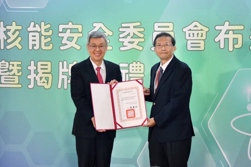 陳建仁（左）與核安會首任主任委員陳東陽（右）