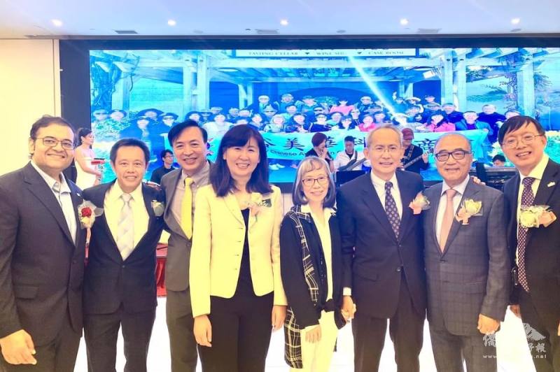 會長胡立民和與會貴賓賴銘琪伉儷及莊雅淑等合影