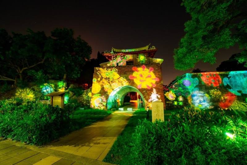 2023台南國際人權藝術節27日在成功大學開幕，今年主題是「Well-being—健康與醫療人權」，活動邀請藝術團隊在小西門城牆處創作夜間展示。（成功大學提供）