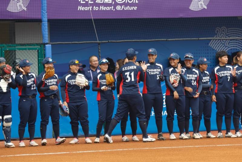 杭州亞運女壘賽程26日開打，台灣隊預賽首戰以12比0、4局擊敗新加坡，拿下首勝，27日將與勁敵日本隊交手。（中華奧會提供）