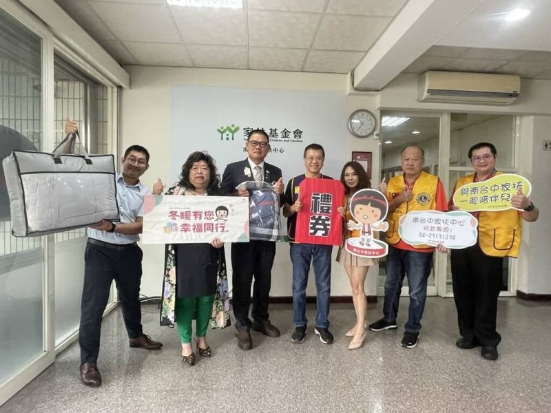 南台中家扶中心27日宣布啟動歲末送暖─愛的禮物專案，希望召集社會大眾愛心，為受助家庭添購全新暖被與禮券，幫助提升家庭的生活品質。（南台中家扶中心提供）