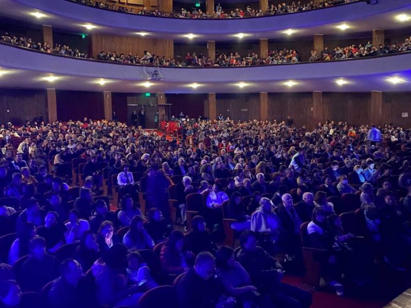 僑務委員會國慶文化訪問團24日前進阿根廷，「舞鈴劇場」以台灣島嶼特色編排，結合炫光扯鈴及現代視覺舞台效果演出，提前慶祝雙十國慶，感動現場1700人起立鼓掌。（駐阿根廷代表處提供）