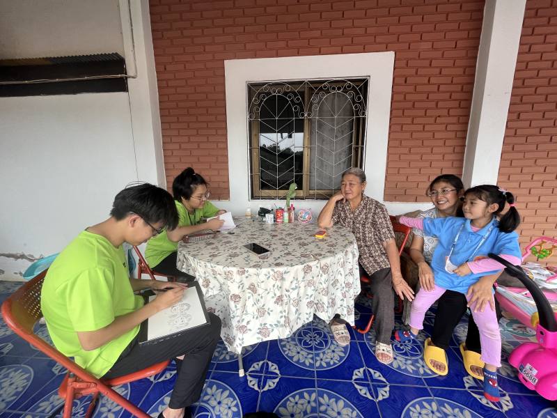 家庭訪問-訪談過程由設計系志工老師人像速寫，致贈給受訪家庭