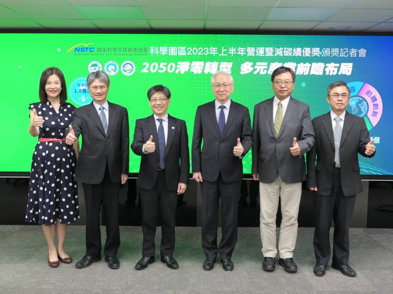 合影左起為產學處許增如處長、南科蘇振綱局長、國科會陳宗權副主委、國科會吳政忠主委、竹科王永壯局長、中科許茂新局長