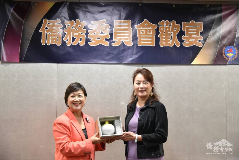 徐佳青（左）致贈紀念品，由林婉叡（右）代表接受