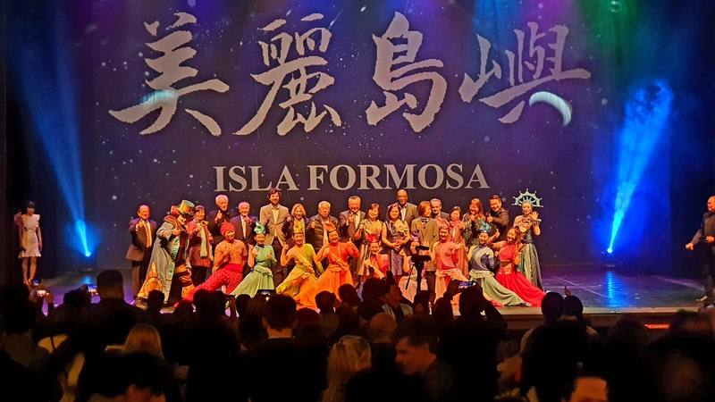 僑務委員會國慶文化訪問團24日前進阿根廷，「舞鈴劇場」演出獲好評，當地政要、派駐阿根廷各邦交國大使及台灣僑領皆出席，感受台灣藝術多元之美，也一同提前慶祝雙十國慶。