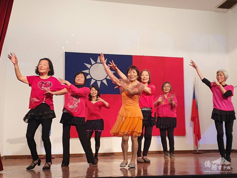 輕快舞蹈舞出活力和熱情，阿根廷臺灣僑民聯合會松年社特別安排倫巴風格排舞和臺灣鄉親一同團聚，慶中秋。