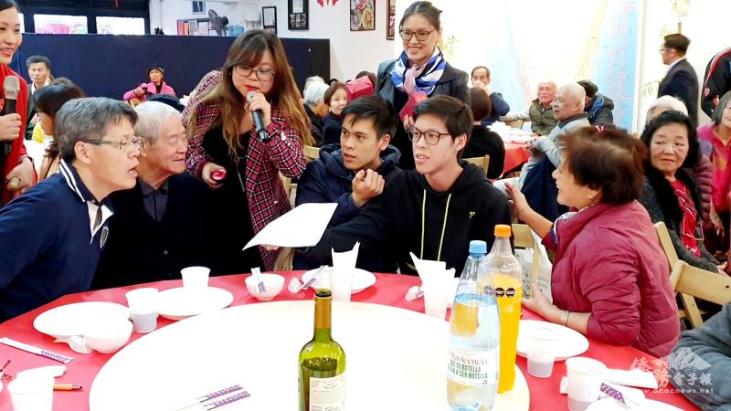 三代同堂一起挑戰中秋晚宴限時搶答遊戲，現場氣氛緊張，晚宴各桌鄉親使出渾身解數回答答案。