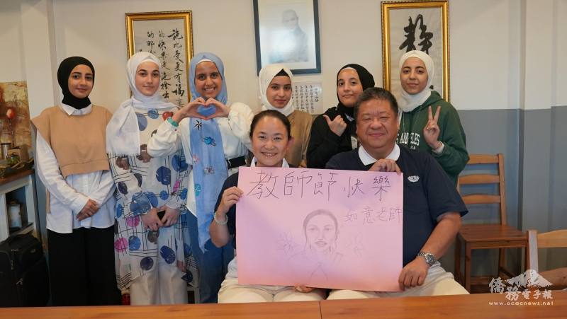 滿納海中文班舉辦教師節教學課程，學生漢靖娜畫了一幅畫像給老師，祝賀教師節快樂