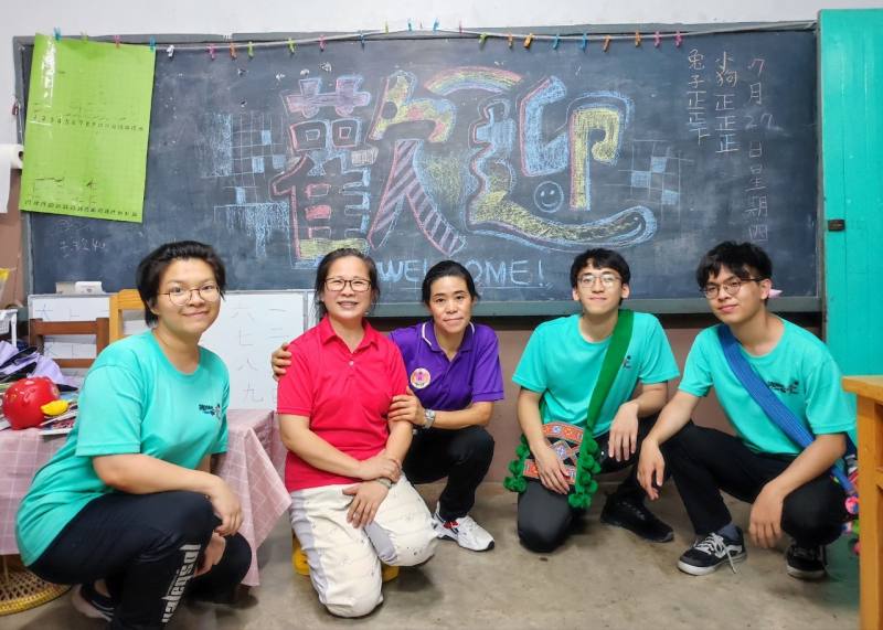 設計系志工於親師日繪畫歡迎圖像，並接待家長