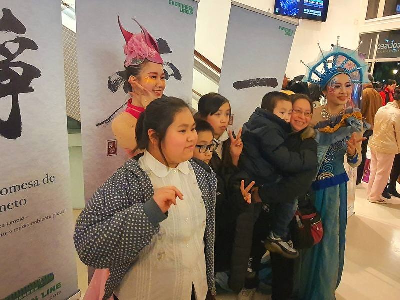 僑務委員會國慶文化訪問團24日前進阿根廷，「舞鈴劇場」以台灣島嶼特色演出獲現場好評，許多民眾於演出後爭相合照。