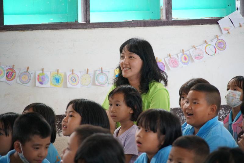 亞東科技大學志工老師與孩子一同參與週會