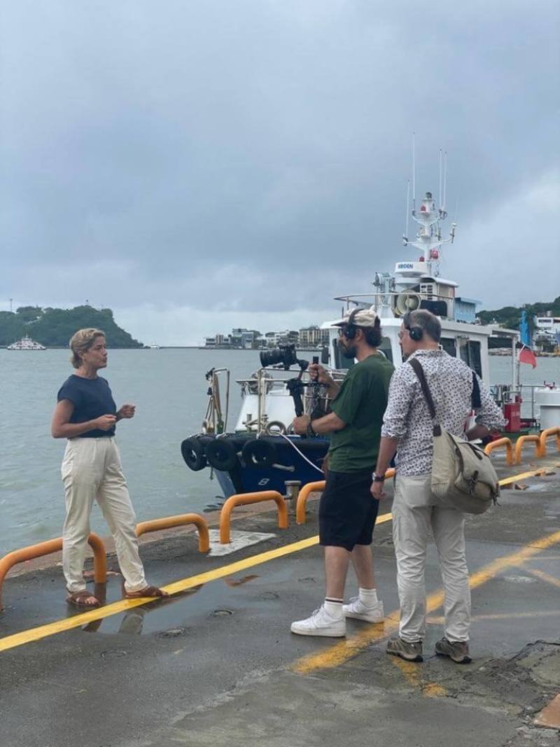德法公共電視台（ARTE）國際時事節目「地圖下的風起雲湧」主持人奧柏芮在台一週期間造訪南北多處、密集訪問。她表示，台灣英勇捍衛自己模式就如大衛對抗歌利亞，看到台灣的存在，讓人備感欣慰。（奧柏芮提供）