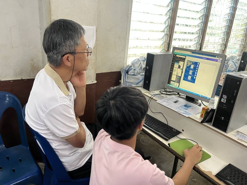 帶領校內老師學習數位課程－圖為canva排版設計課程