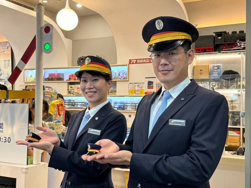 台鐵「特等站站長帽」造型一卡通27日開賣，台北站長胡詠芝（左）跟前站長涂維庭（右）共同展示。