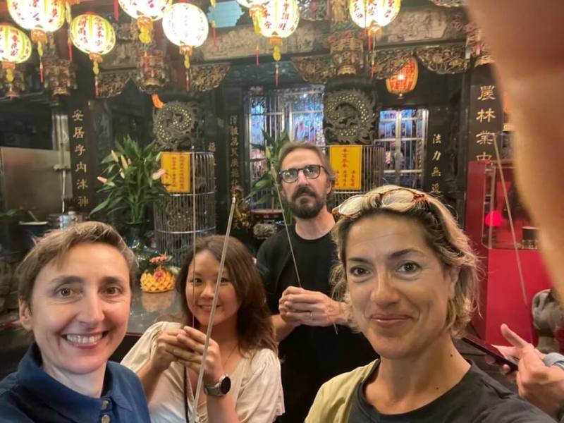 德法公共電視台（ARTE）主持人奧柏芮（右1）今年來台拍攝節目，入境隨俗向媽祖祈求順利。她說，島嶼人們對民主的熱愛、友善溫柔與細膩讓她感動，並提及製作協調者陳陛瑄（左2）給予他們超乎想像的協助。（奧柏芮提供）