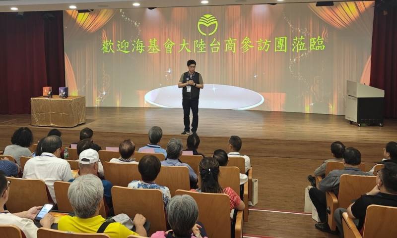 海基會「大陸台商投資台灣」活動25、26日在金門登場，超過百位台商共襄盛舉。圖為海基會秘書長邱垂正率台商參訪金門酒廠。（海基會提供）