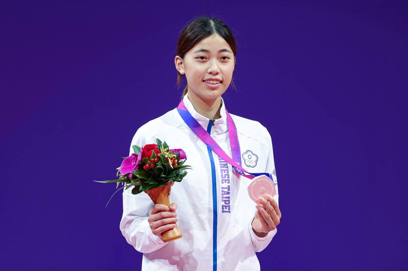 台灣跆拳道女將羅嘉翎26日在杭州亞運57公斤級賽事中奪得銀牌，頒獎典禮上羅嘉翎拿起銀牌合影。