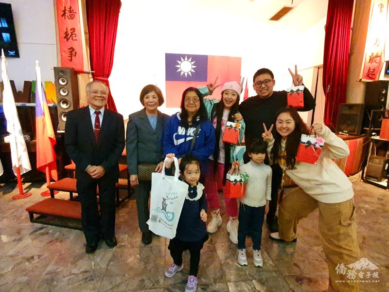 阿根廷中秋晚宴現場準備多樣好禮及紅包，讓大家同樂好運，參與鄉親抽得好獎笑開懷。