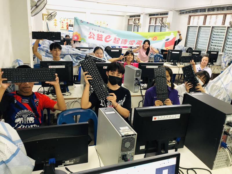 由亞東科技大學工業管理系捐贈全新鍵盤與滑鼠，讓光復中學學生可練習中文注音打字