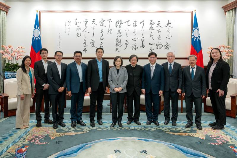 President Tsai poses for a photo with Stanford University Professor Andrew Ng and other attendees.