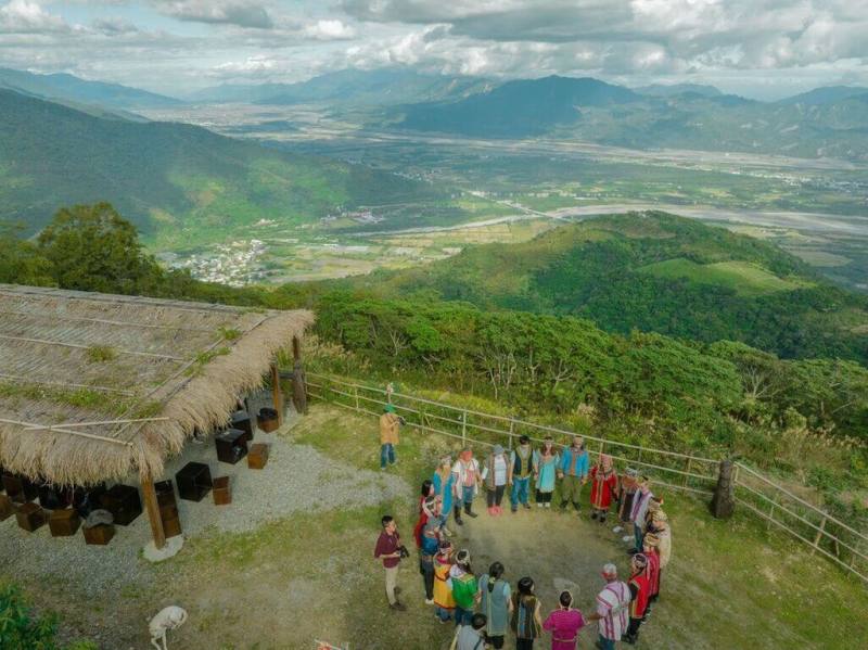 縱管處舉辦「縱谷原遊會－餐桌上的部落旅行」活動，今年特別開放台東縣延平鄉永康部落及花蓮縣萬榮鄉支亞干部落共4個場次，接待國際遊客，提供英語語音導覽及英語菜單服務。（花東縱谷國家風景區管理處提供）