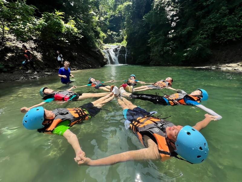嘉義珈雅瑪青年壯遊點帶領青年進行溪遊體驗