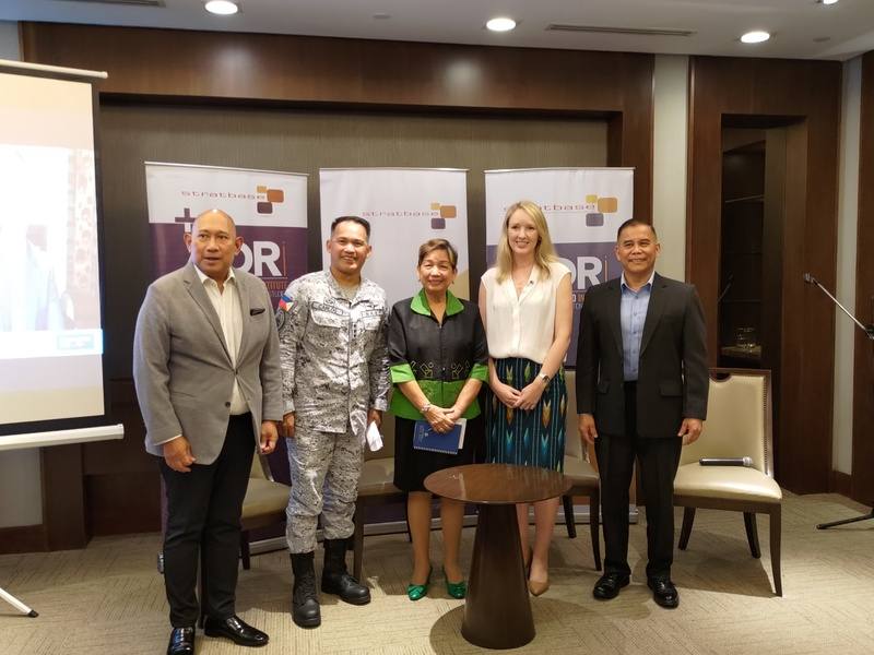 菲律賓武裝部隊西部軍區司令卡羅斯（左2）說，菲國軍方正密切監測中國繼黃岩島後，是否在仁愛暗沙或其他南海島礁再設置障礙物，但無論中方新增什麼，「我們都會把它移除」。