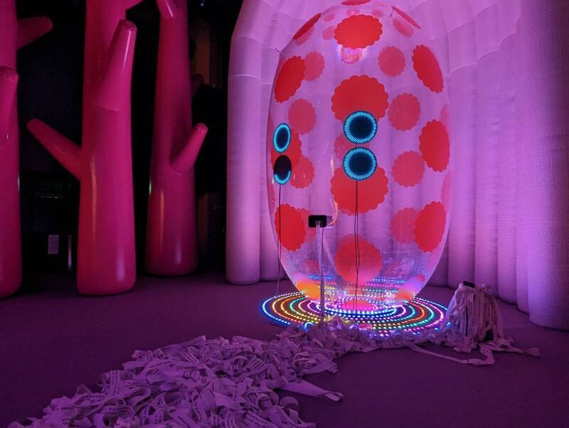 誠品生活舉行「AI靈感大師：澳洲3D光影觸動樂園」展前記者會，澳洲團隊ENESS將虛擬AI科技化為充氣裝置「AI靈感大神」，會靈活眨眼，還會為觀眾產出、朗誦籤詩。