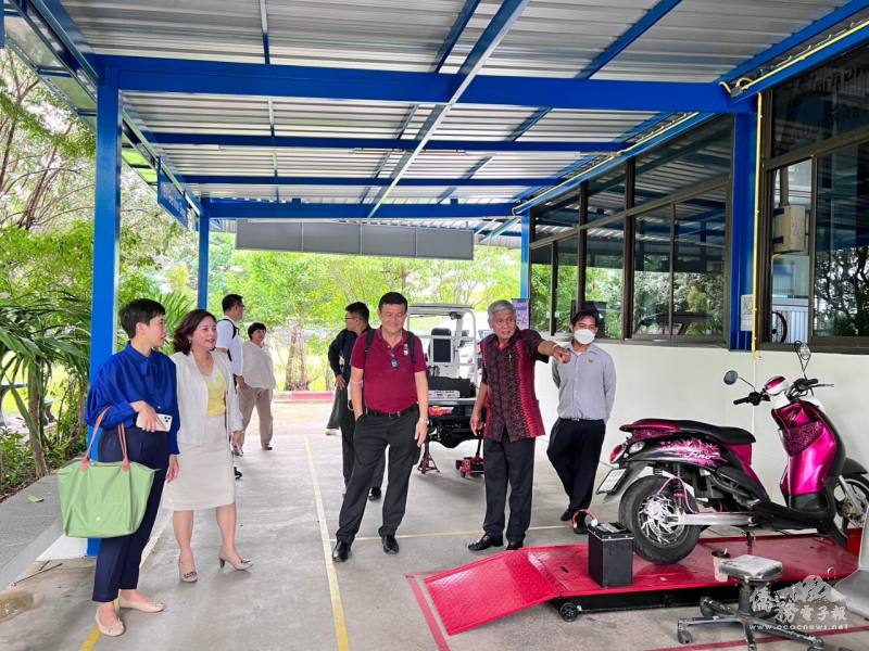 泰國公平教育基金會(Equitable Education Fund)學習機會創新辦公室主任Thantida Wongprasong在董事長張玲琴陪同下參觀該校電動車油電轉換教育中心。