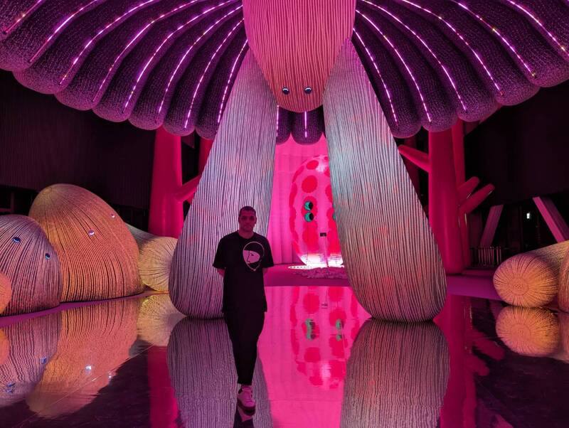 誠品生活舉行「AI靈感大師：澳洲3D光影觸動樂園」展前記者會，由ENESS創辦人魏斯（Nimrod Weis）導覽。