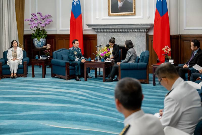 President Tsai exchanges views with Minister of Defense Henry Yovani Reyes Chigua of the Republic of Guatemala.