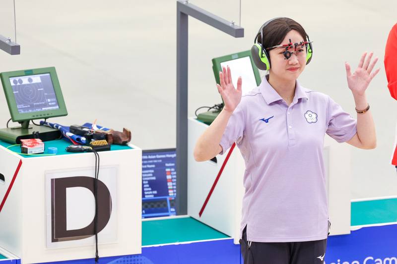 台灣選手吳佳穎27日午後在杭州亞運射擊女子25公尺手槍決賽中拿下第8名。圖為賽前她向眾人揮手致意。