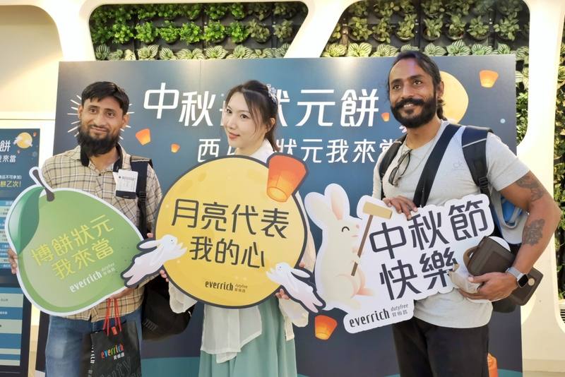 為了讓外籍旅客認識中秋節，桃園機場昇恆昌免稅店女性員工打扮成嫦娥模樣，向旅客解說節日由來，身著古裝的嫦娥也吸引不少旅客拍照合影