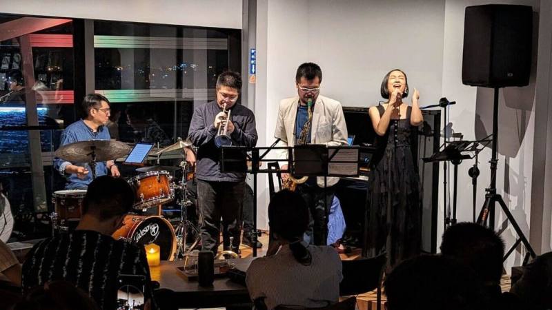 2023 Takao Rock打狗祭10月7日由前夜祭揭幕，高雄流行音樂中心公布加碼演出，由進駐店家海邊的卡夫卡及爵式，在前夜祭當晚規劃2場演出。圖為爵式現場演出。（高雄流行音樂中心提供）