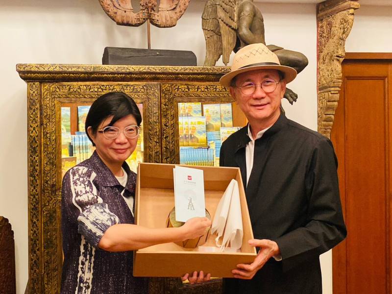 央廣董事長賴秀如(左)拜會泰國安美德集團總裁邱威功(右)