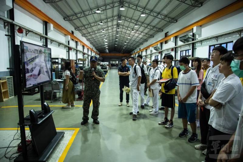 典禮結束後安排參訪兩棲履車保修工廠的動力修護廠