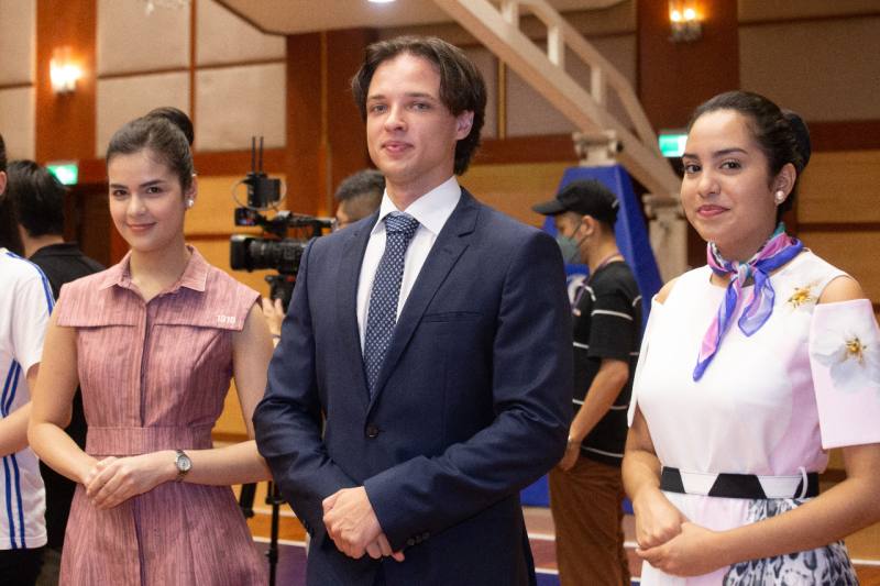 銘傳大學今年有來自巴西、斯洛伐克以及貝里斯等國的學生一同體驗禮賓大使團的接待訓練，巴西學生張綺霞Letícia Teixeira(左)表示，這是她首次體驗禮賓接待工作，她覺得很開心。(圖:銘傳大學提供)